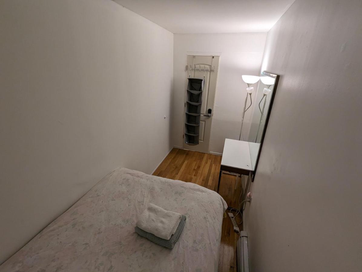 Central & Affordable Williamsburg Small Room Нью-Йорк Екстер'єр фото