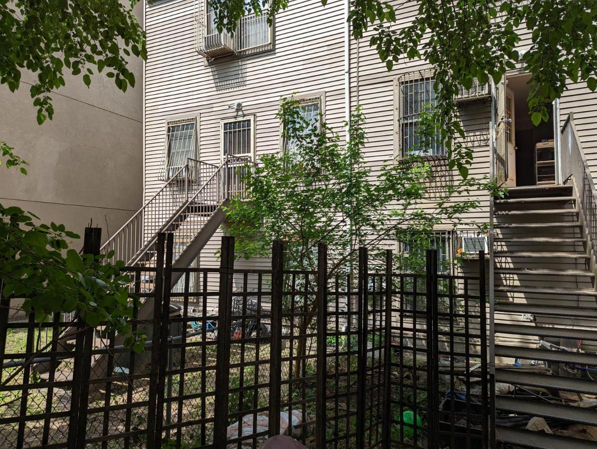 Central & Affordable Williamsburg Small Room Нью-Йорк Екстер'єр фото